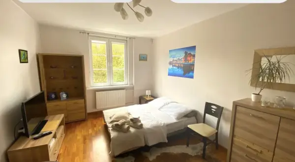 Pokój z łóżkiem, szafą i TV. U nas zrealizujesz bon turystyczny. Bezpieczny nocleg COVID-19 free zone. 4 pory roku bąkowo.