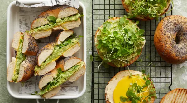 Bagels med avokado och grönt, perfekta picknick tips för en härlig dag utomhus.