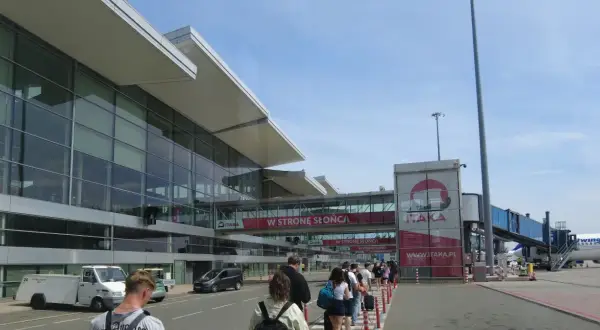 Co to jest gate na lotnisku i jak uniknąć stresu przed lotem