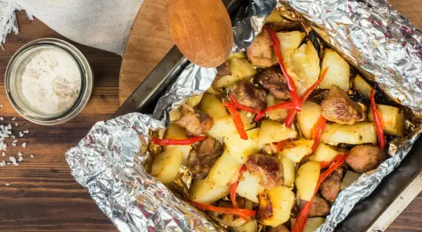 Szybki obiad z ziemniakami i mięsem, pieczony w folii aluminiowej z papryczką chili.