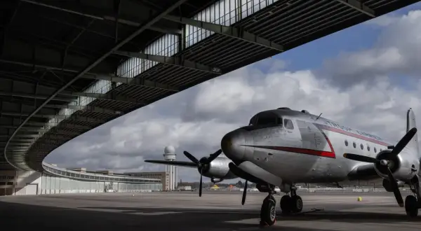 Stary samolot na lotnisku Tempelhof w Berlinie, jednym z historycznych lotnisk w Niemczech.