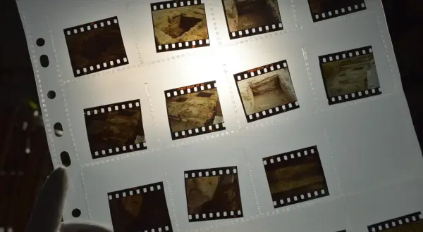 Przezroczysta folia z różnymi rodzajami filmu, ukazująca fragmenty wykopalisk archeologicznych.