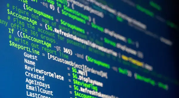 Code informatique affichant des variables comme `$AccountAge` et `$ReportLine`, avec des commentaires sur la gestion des comptes.