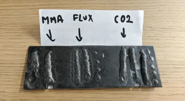 Porównanie spawania: MMA, spawanie drutem samoosłonowym (FLUX) i CO2. Widoczne spoiny i wady.