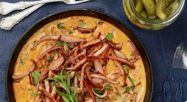 Krämig falukorv i panna, ett enkelt och gott falukorv recept. Serveras med inlagd gurka.