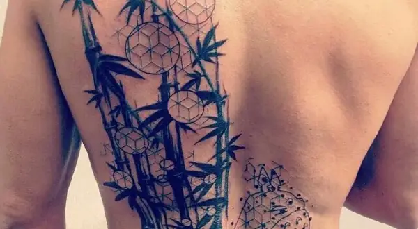 Tatuaż bambusa na plecach, symbolizujący siłę i elastyczność. Japońskie tatuaże znaczenie często wiąże się z naturą i jej potęgą.