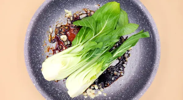 Smażona kapusta pak choi z czosnkiem i sosem. Idealne do szybkich dań, szukaj kapusta pak choi przepisy.
