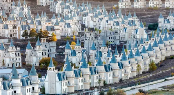 Osiedle Burj Al Babas, pełne identycznych, bajkowych zamków z niebieskimi dachami, wygląda jak opuszczone miasteczko z baśni.