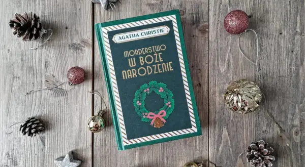 Agatha Christie książki po kolei: "Morderstwo w Boże Narodzenie" na tle świątecznych ozdób.