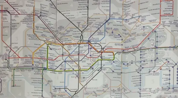 Mapa londyńskich stref metra z zaznaczonymi liniami i stacjami.