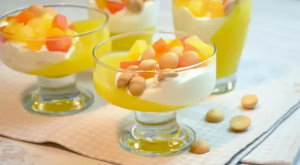 Deser z galaretką, bitą śmietaną i owocami. Czy ananas z puszki zastygnie w galaretce? Tak, wygląda na to, że tak!