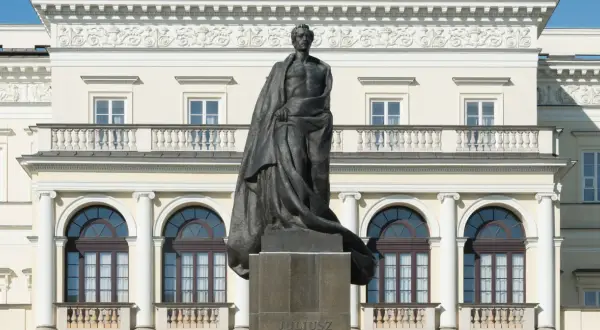 Pomnik Słowackiego, majestatyczna rzeźba w otoczeniu klasycystycznej architektury, przywołuje ducha poezji i historii.
