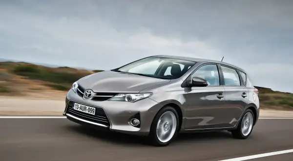 Szary Toyota Auris w ruchu. Wiele pozytywnych toyota auris opinie potwierdza jego niezawodność i komfort jazdy.
