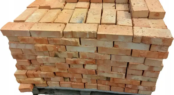 Paleta cegieł ceramicznych na drewnianej podbudowie.