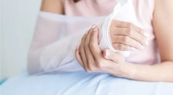 Rehabilitacja nadgarstka po złamaniu: Ile trwa i jak przyspieszyć?