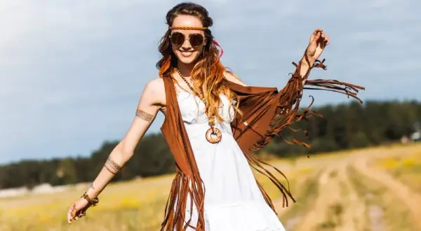 Stylizacje z kamizelką z frędzlami: 10 modnych inspiracji na każdą okazję