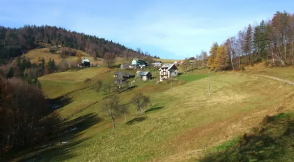 Malownicze wzgórza i domy w Krynicy-Zdroju. Takie to Beskidy, jesienią pełne kolorów.