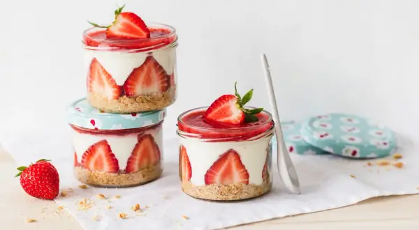Schnelle Erdbeer-Desserts: Blitz-Rezepte unter 20 Minuten