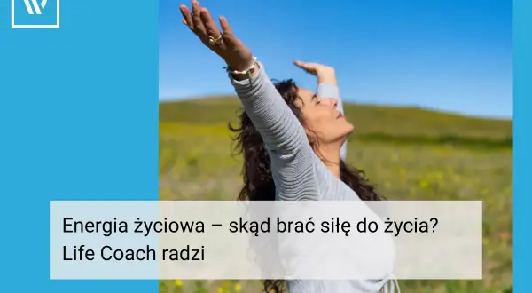 Kobieta z rękami w górze na tle łąki i nieba. Tekst: "Energia życiowa – skąd brać siłę do życia? Life Coach radzi".