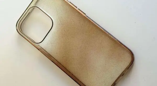 Przezroczyste, lekko przyciemnione etui na telefon z wycięciem na aparat. Dowiedz się, jak wyczyścić gumowe etui, by znów wyglądało jak nowe.