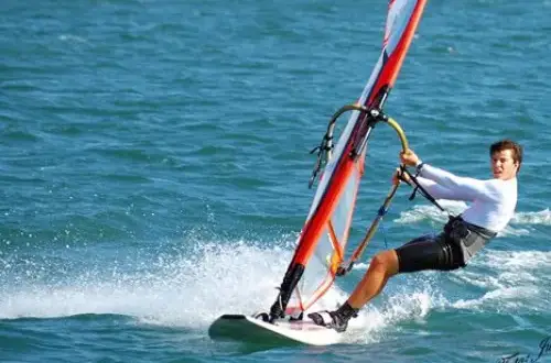 Windsurfing Chorwacja: Gdzie złapiesz najlepszy wiatr? Przewodnik
