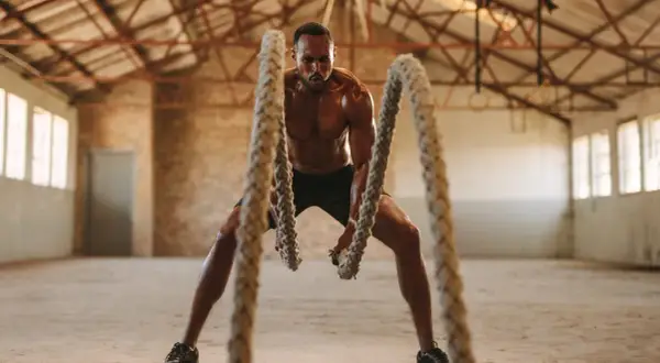 CrossFit: Trening dla każdego? Poznaj definicję i zacznij mądrze!