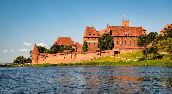Potężny zamek w Malborku, jeden z najwspanialszych zabytków w Polsce, góruje nad rzeką Nogat.