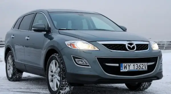 Szary Mazda CX9 na śniegu, gotowy na zimowe wyzwania.