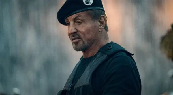 Sylvester Stallone w beretce i kamizelce taktycznej, gotowy do akcji w stylu "Niezniszczalni 5".