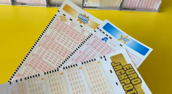 Kupony Mini Lotto, Lotto i Euro Jackpot na żółtym tle. Sprawdź, jak sprawdzić wygraną w lotto, zaznaczając liczby.