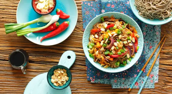 Kolorowy makaron soba z warzywami i orzeszkami ziemnymi. Idealny przepis na szybki obiad.