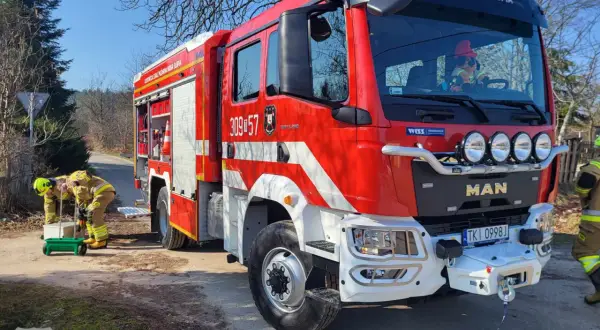 Strażacy z OSP Nowa Słupia przygotowują sprzęt. Wóz strażacki gotowy do akcji. Ochotnicza straż pożarna w Polsce to ważna służba.