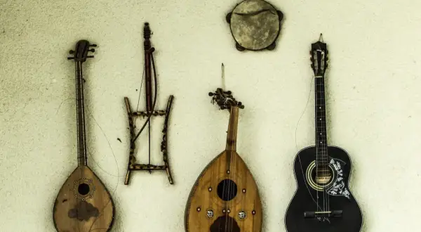 Czy gitara jest instrumentem dętym? Odkryj prawdę o instrumentach muzycznych
