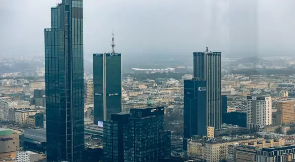 Warszawski krajobraz zdominowany przez wieżowce, w tym najwyższy budynek w Polsce. Widać też budynki z logotypami Samsung i Marriott.