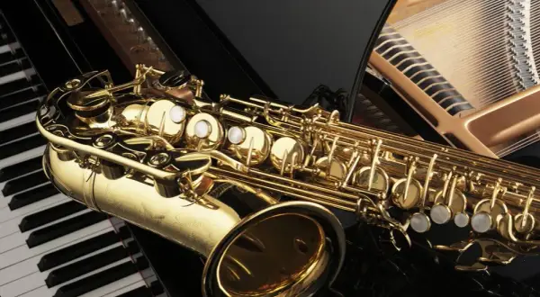 Jak wybrać idealny saksofon prosty? 5 rzeczy, na które musisz uważać