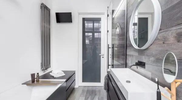 Modernes Badezimmer mit Dusche, Waschtisch und Badewanne. Perfekt, um Ihr Bad zu renovieren und einen stilvollen Look zu schaffen.