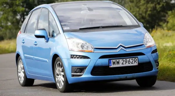 Błękitny Citroen C4 Picasso na drodze. Wiele osób szuka **citroen c4 picasso opinie** przed zakupem.