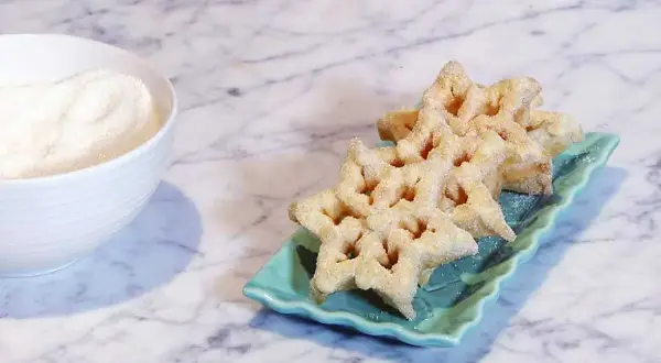 Struvor recept: Krispiga, stjärnformade struvor på en turkos bricka, redo att doppas i socker.