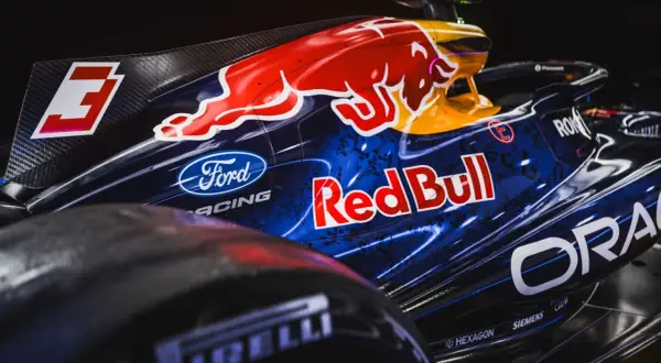 Detalle del coche de **Red Bull F1** con el logo del toro rojo y patrocinadores.