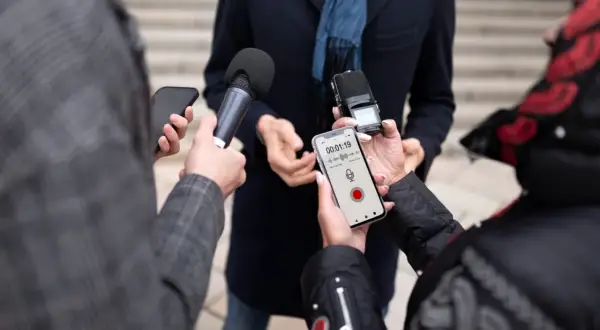 Intervista con microfoni e smartphone in registrazione: ecco come si diventa giornalista, raccogliendo testimonianze e storie.