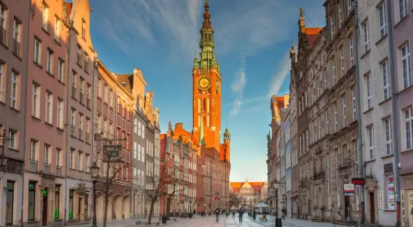 Gdańsk ulice. Słoneczny dzień na Długim Targu, z Ratuszem i kamienicami w tle.