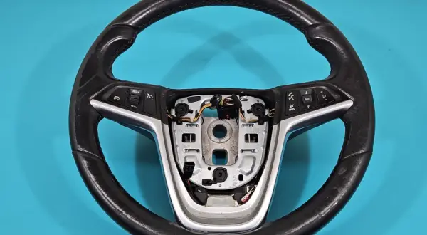Skórzana kierownica Opel Astra J z przyciskami tempomatu i multimediów.