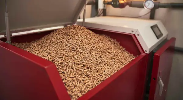 Ein großer Vorrat an Holzpellets in einem roten Behälter, bereit für die Pelletheizung.