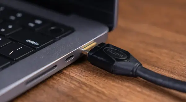Kabel HDMI podłączony do laptopa, ale komputer nie widzi telefonu, mimo że ładuje.