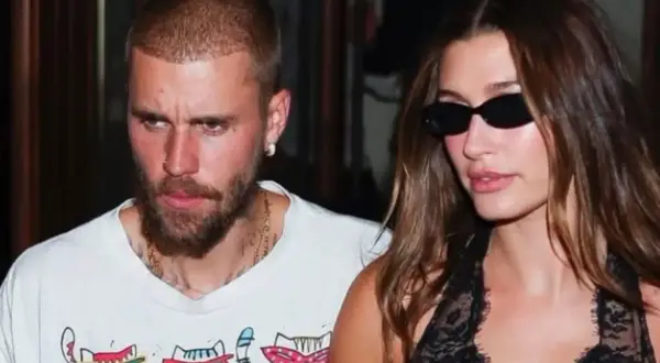 Justin i Hailey Bieber idą razem. Hailey Bieber w ciąży wygląda promiennie w czarnej koronkowej sukience.