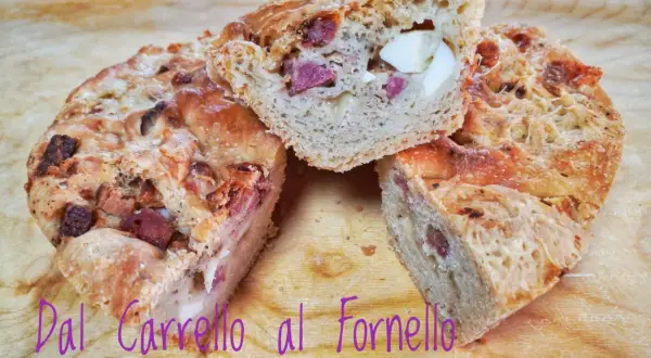 Un délicieux tortano napoletano, coupé en tranches, révèle ses garnitures de lardons et d'œufs.