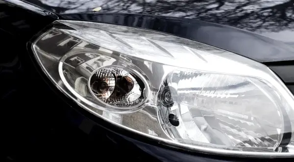 Reflektor Renault Clio 4, gotowy do wymiany żarówki H7.