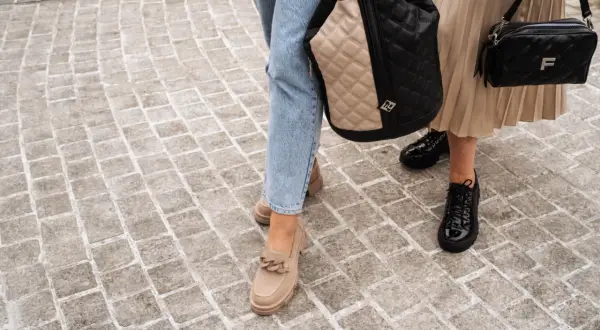 Beżowe mokasyny i czarne lakierki – idealne buty na jesień. Stylowe torebki dopełniają jesienne stylizacje.