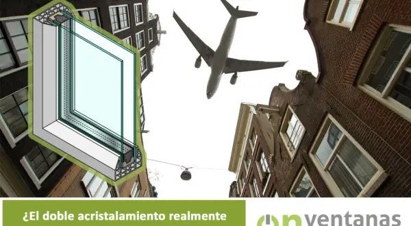 Un avión sobrevuela edificios, mientras un corte muestra un doble ventana para reducir el ruido.