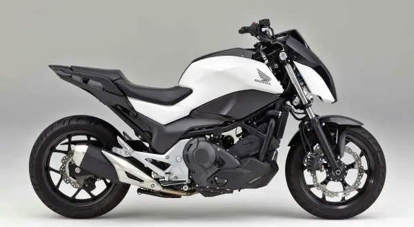 Honda moderna, blanca y negra, con diseño agresivo. Una moto ligera y potente lista para la aventura.